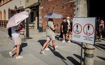 Caldo torrido al Castello Sforzesco, Milano 22 Agosto 2023.
ANSA/MATTEO CORNER