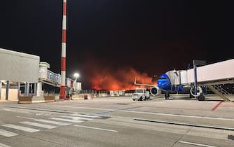 Il vasto incendio che si è sviluppato sulle montagne attorno all'aeroporto Falcone - Borsellino di Palermo è arrivato a lambire la zona perimetrale dello scalo che è stato chiuso al traffico , Palermo 25 luglio 2025 ANSA-NPK