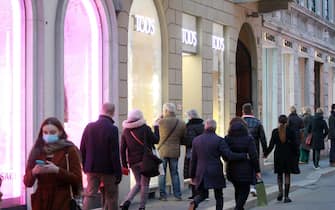 MILANO - FOLLA IN CENTRO PER LA RIAPERTURA DEI NEGOZI DOPO IL DECLASSAMENTO DELLA REGIONE LOMBARDIA A ZONA ARANCIONE