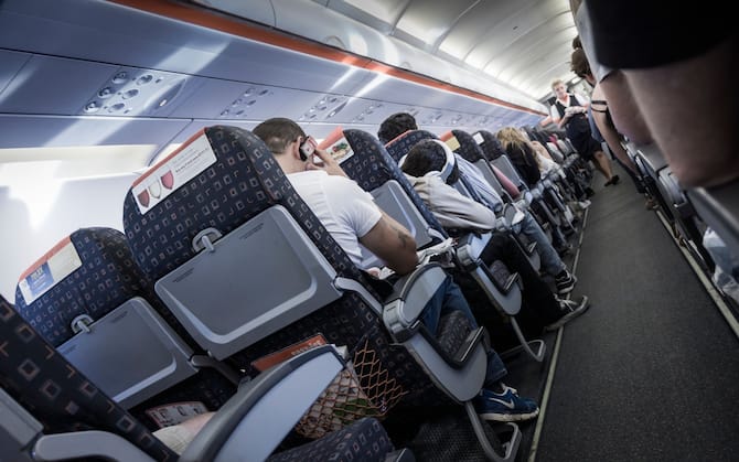 Voli aerei, dal 2023 chiamate a bordo e stop divieto liquidi nel bagaglio a  mano (ma dal 2024)