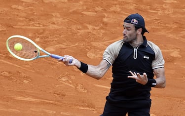 epa11267541 Matteo Berrettini of Italy in action during his match against Miomir Kecmanovic of Serbia at the ATP Monte Carlo Masters tennis tournament in Roquebrune Cap Martin, France, 09 April 2024.  EPA/SEBASTIEN NOGIER