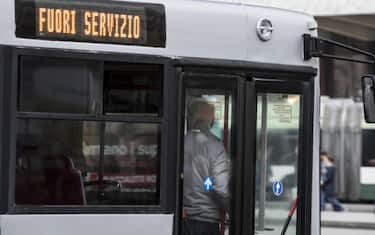 Un autobus dell'ATAC fermo al capolinea durante lo sciopero generale stazione Termini  a Roma,  21 ottobre 2016.
ANSA/MASSIMO PERCOSSI