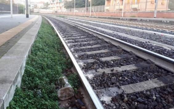 treni sulla tratta bologna ancona sospesi in romagna per un cadavere sui binari
