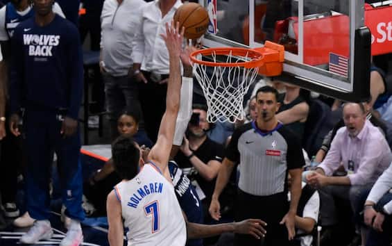 https://static.sky.it/editorialimages/868174c18eb5563b23ca2596fd0c67838baa9d7d/skysport/it/nba/video/2025/05/27/nba-chet-holmgren-stoppata-gara-4-mcdaniels-video/holmgren_getty_stoppata_mcdaniels.jpg?im=Resize,width=565