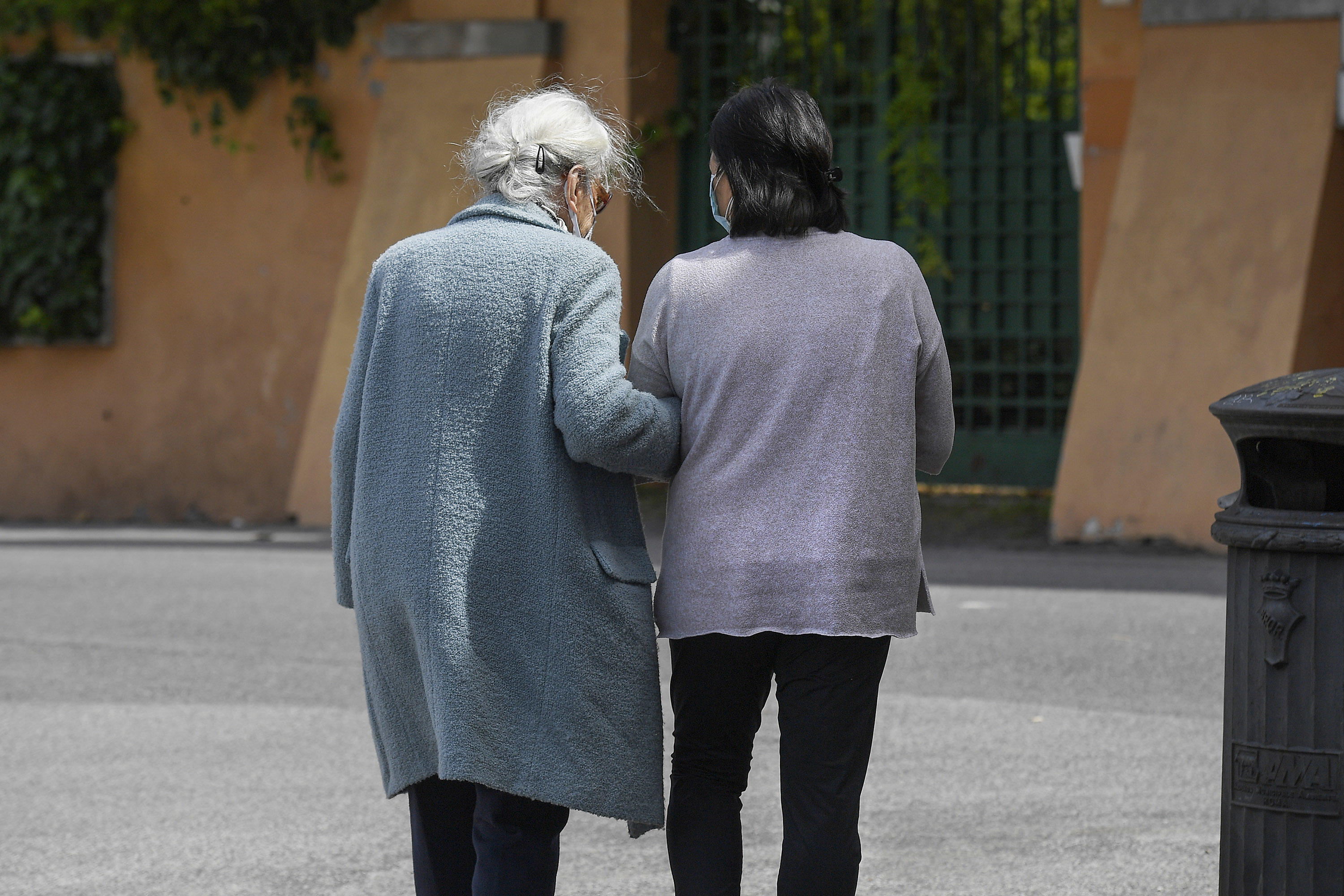 Una signora anziana con la sua badante durante la fase 2 dell’emergenza Coronavirus a Roma (Roma - 2020-05-05, Luigi Mistrulli) p.s. la foto e' utilizzabile nel rispetto del contesto in cui e' stata scattata, e senza intento diffamatorio del decoro delle persone rappresentate