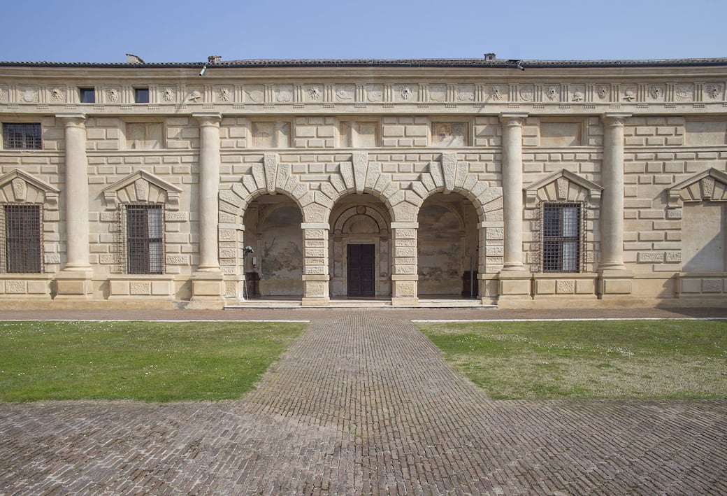02._Palazzo_Te_-_Cortile_d_Onore_(1).jpg