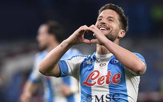  Napoli's forward Dries Mertens  jubilates with his teammate after scoring the goal      during  italian Serie A  soccer  match   SSc Napoli vs  SS Lazio  at the Diego Armando Maradona stadium in Naples, Italy , 21 april  2021. 
ANSA / CIRO FUSCO