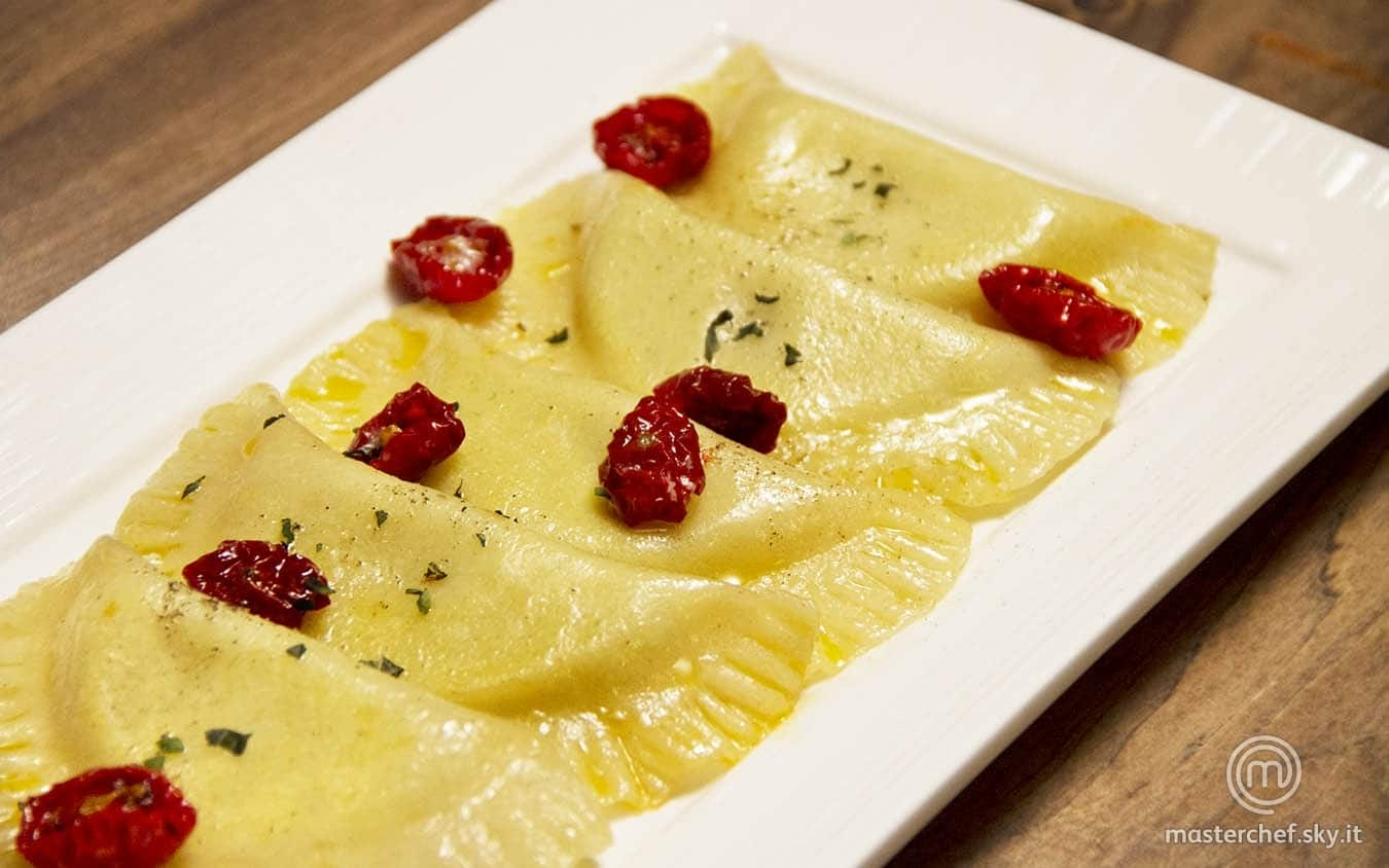 Ravioli ripieni di bufala su colatura di provola affumicata e pomodorini confit