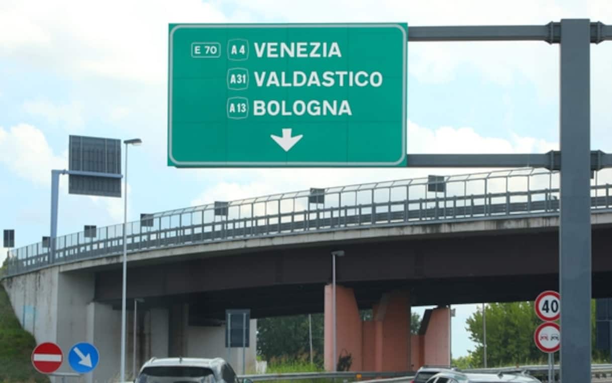 Autostrada A31, tir travolge operai: un morto e un ferito grave