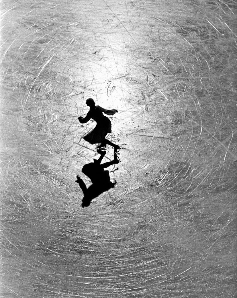 La campionessa austriaca Melitta Brunner durante le prove sul ghiaccio. St. Moritz, Svizzera. Immagine di Alfred Eisenstaedt © 1934. The Picture Collection LLC. Tutti i diritti riservati