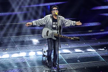 Edoardo Bennato canta "Sono solo canzonette"