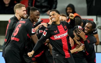 epa11175966 Granit Xhaka of Leverkusen (2-R, partially seen) celebrates with his teammates after scoring the 1-0 lead during the German Bundesliga soccer match between Bayer 04 Leverkusen and 1. FSV Mainz 05 in Leverkusen, Germany, 23 February 2024.  EPA/FRIEDEMANN VOGEL (ATTENTION: The DFL regulations prohibit any use of photographs as image sequences and/or quasi-video.)