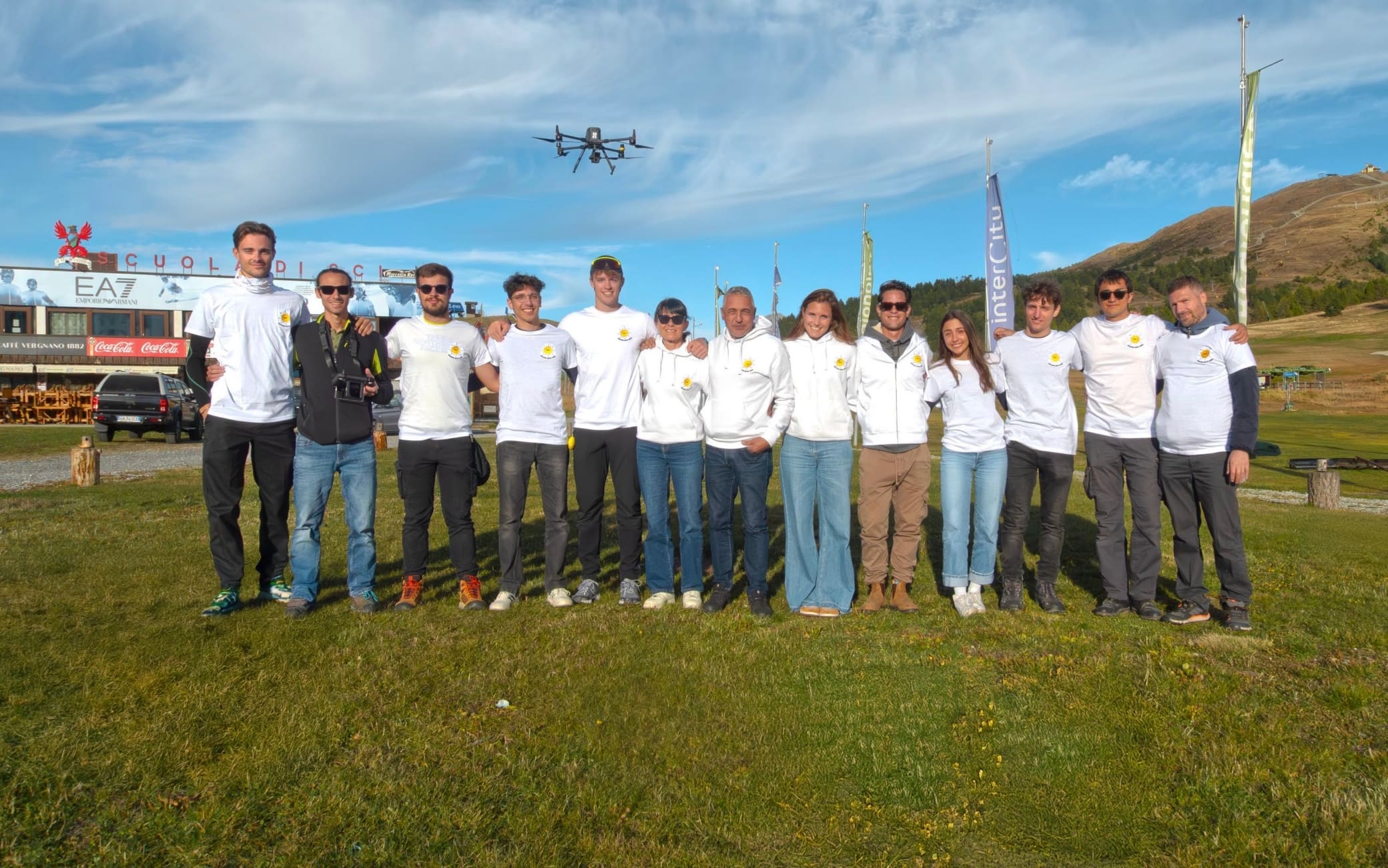 In foto, il team che ha effettuato il rilievo di ottobre, con la famiglia Lorenzi. Da sinistra a destra: Matteo Postinghel, Federico Barbieri, Nunzio Licalzi, Cosmo Spinosa, Riccardo Savio, Elena Rosacardinale, Adolfo Lorenzi, Lucrezia Lorenzi, Thomas Vottero, Giulia De Pascale, Davide Cortinovis, Andrea Pantano, Carlo Iapige De Gaetani Rilievi