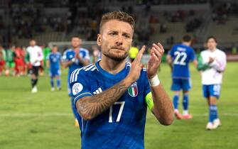 epa10851572 Ciro Immobile (front) and teammates of Italy greet the fans after the UEFA Euro 2024 qualifying soccer match between North Macedonia and Italy in Skopje, North Macedonia, 09 September 2023.  EPA/GEORGI LICOVSKI