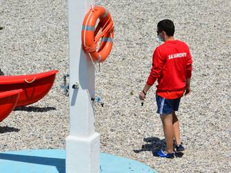 Un bagnino in spiaggia. ANSA