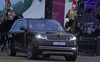la regina Elisabetta a bordo di una Range Rover