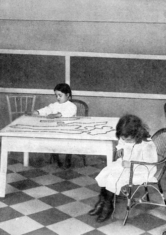 Due bambini in una scuola