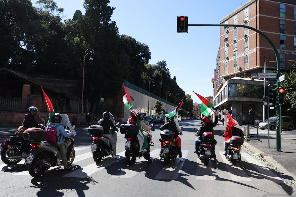 Roma, ancora in piazza per la manifestazione pro Gaza: "Stop al genocidio". LIVE