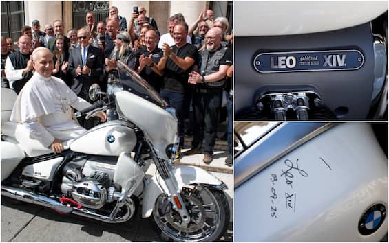 Papa Leone XIV firma una moto Bmw, il ricavato andrà in beneficenza: la foto