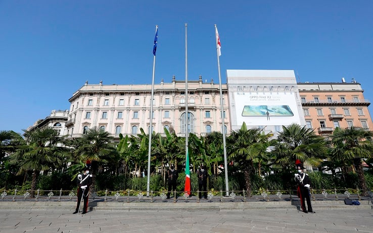 La cerimonia dell'alzabandiera in piazza Duomo per celebrare la Festa della Repubblica alla presenza del sindaco di Milano, Giuseppe Sala, 02 giugno 2020.
ANSA/MOURAD BALTI TOUATI