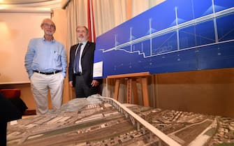 Il sindaco di Genova Marco Bucci e l'architetto Renzo Piano (S) nel corso di una conferenza stampa sulla presentazione del progetto del nuovo viadotto dopo il crollo del ponte Morandi, 7 settembre 2018. ANSA/LUCA ZENNARO
