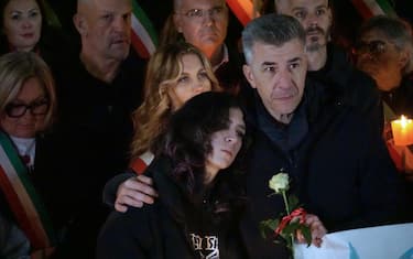 Elena Cecchettin e papà Gino durante la fiaccolata in memoria di Giulia Cecchettin, a Vigonovo, stasera 19 novembre 2023. ANSA/ANDREA MEROLA