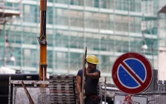 operaio al lavoro su un palazzo in ristrutturazione