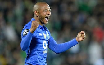 epa07530951 FC Porto's Yacine Brahimi celebrates after scoring a goal against Rio Ave during their Portuguese First League soccer match between FC Porto and Rio Ave FC held at Rio Ave Futebol Clube (Arcos) Stadium, in  Vila do Conde, Portugal, 26 April 2019.  EPA/FERNANDO VELUDO