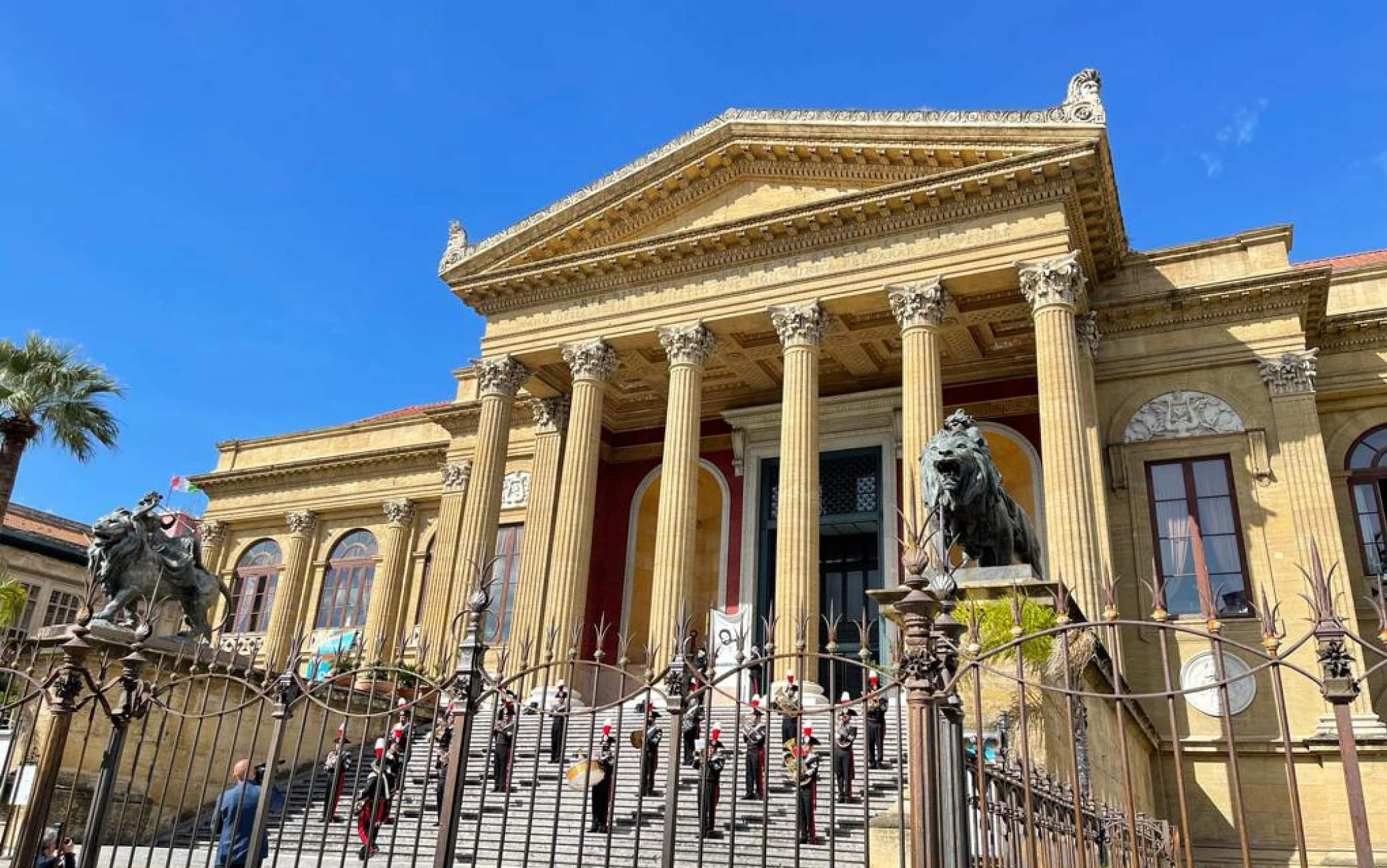 La cerimonia davanti al Teatro Politeama di Palermo