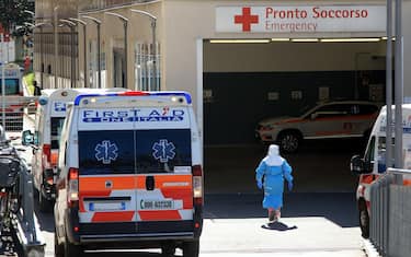 Ambulanze al Pronto Soccorso dell'Ospedale Maggiore Policlinico di Milano, 17 marzo 2021. ANSA / PAOLO SALMOIRAGO