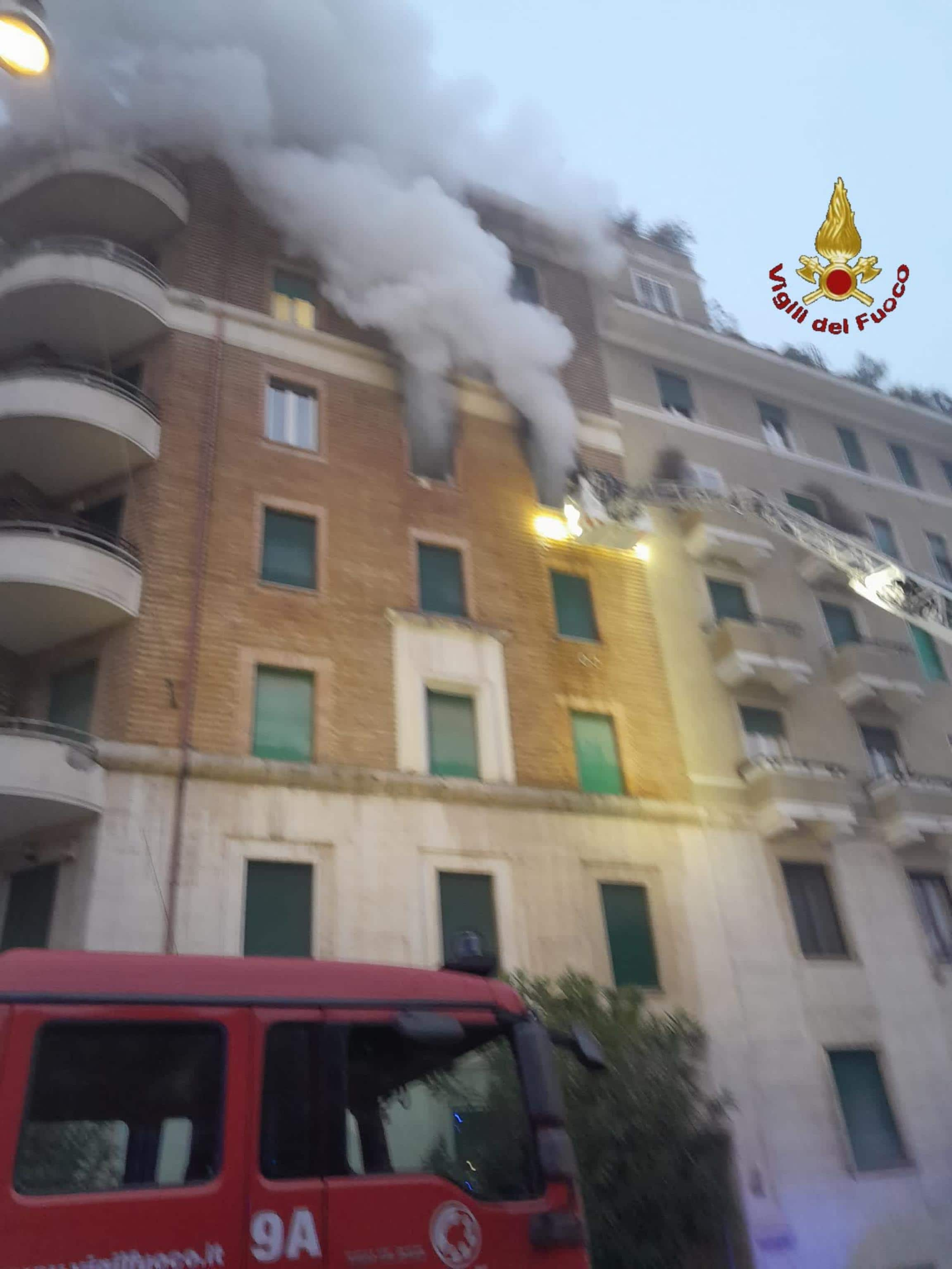 Fiamme all'alba in un appartamento in via Caposile, nel quartiere Prati a Roma. Sul posto vigili del fuoco e polizia. All'interno dell'appartamento al quarto piano è stato trovato morto carbonizzato il proprietario. Si tratta di un uomo di 70 anni. Sono in corso accertamenti sulle cause dell'incendio.
ANSA/Vigili del Fuoco ANSA PROVIDES ACCESS TO THIS HANDOUT PHOTO TO BE USED SOLELY TO ILLUSTRATE NEWS REPORTING OR COMMENTARY ON THE FACTS OR EVENTS DEPICTED IN THIS IMAGE; NO ARCHIVING; NO LICENSING NPK