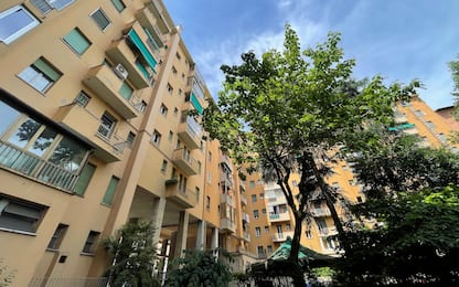 Esterno dell'appartamento in cui sono stati trovati morti Luca Gombi e Luca Monaldi in piazza dell'Unità, Bologna, 2 giugno 2025. ANSA / MAX CAVALLARI