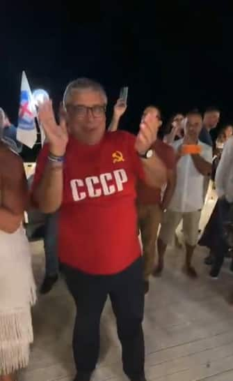 Totò Cuffaro,
 in una festa in un lido
dell'Addaura, a Palermo, intona, con maglia rossa con tanto di simbolo
della falce e martello, la scritta Cccp e il pugno chiuso alzato,
 la canzone Bella ciao, 25 Agosto 2023. INSTAGRAM/ELEONORA GAZZIANO

+++ATTENZIONE LA FOTO NON PUO' ESSERE PUBBLICATA O RIPRODOTTA SENZA L'AUTORIZZAZIONE DELLA FONTE DI ORIGINE CUI SI RINVIA+++ +++NO SALES; NO ARCHIVE; EDITORIAL USE ONLY+++NPK+++