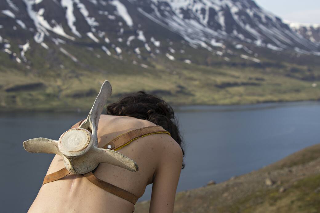 Elena Mazzi, Self-Portrait with a Whale Backpack, 2018, Stampa fine art, 66 cm x 100 cm © Elena Mazzi. Courtesy l’artista e galleria Ex-Elettrofonica. Collezione Farnesina, Roma