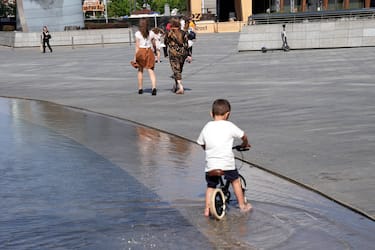 Come proteggere i bambini dal caldo all’aperto 