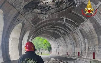 I vigili del fuoco del comando di Lecco stanno intervenendo per una grossa frana che ha sfondato la volta della galleria stradale e ferroviaria Fiumelatte a Varenna Il traffico ferroviario e veicolare è interrotto, 19 Maggio 2023. ANSA/US VVFF