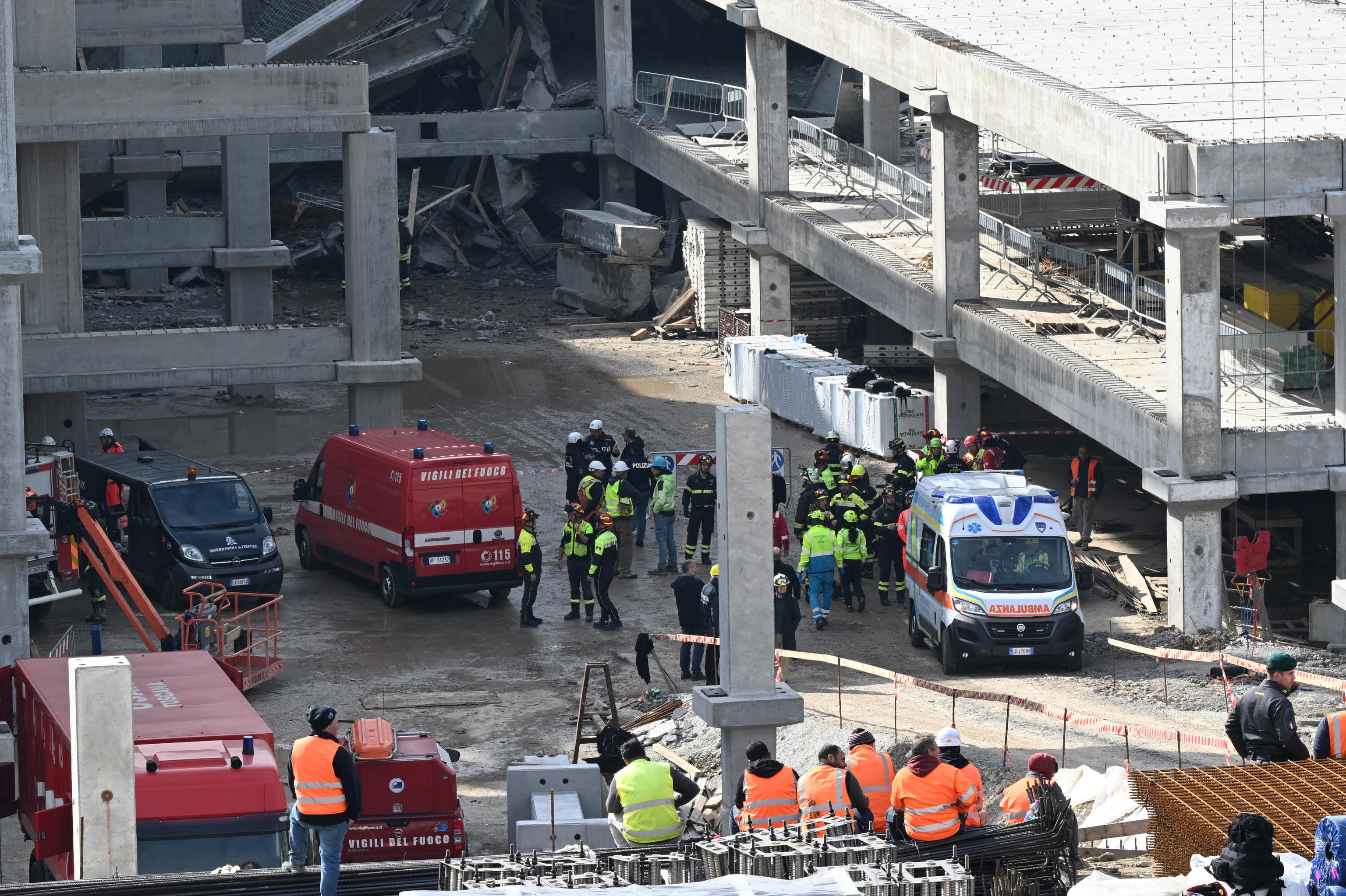 Un crollo si è verificato stamani in un cantiere a Firenze, in via Mariti, alla periferia della città dove è in corso la costruzione di un supermercato: avrebbe ceduto un muro di contenimento. Verifiche in corso per capire quanti operai possono essere rimasti coinvolti. Sul posto vigili del fuoco e polizia. Firenze, 16 Febbraio 2024
ANSA/CLAUDIO GIOVANNINI