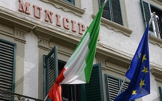 Bandiera a mezz' asta sul municipio di Pontedera (Pisa), per la giornata di lutto nazionale dedicata alle zone dell'Emilia colpite dal terremoto, 4 maggio 2012.  
ANSA/STRINGER