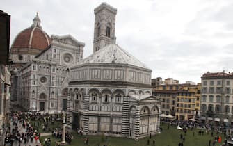 Firenze - Florens 2010 - Settimana internazionale dei Beni culturali e ambientali - Piazza Duomo ricoperta da manto erboso.