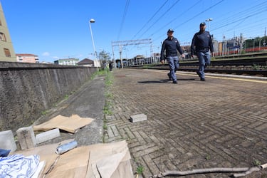 Poliziotti nei pressi della stazione di Lambrate dove un poliziotto è stato accoltellato in modo grave Intorno alla mezzanotte, Milano, 9 maggio 2024. La Polizia è intervenuta per un uomo che stava lanciando pietre contro i treni e aveva colpito alla testa una donna di 55 anni, portata all'ospedale Fatebenefratelli in condizioni non gravi. L'uomo, un 37enne marocchino è stato stordito dal taser, ma ha comunque colpito con un coltello un 35enne vice Ispettore con tre fendenti alla schiena. Il poliziotto è stato trasportato in condizioni gravi all'ospedale Niguarda dove è operato d'urgenza per la lesione di alcuni organi. Il 37enne è stato arrestato. ANSA/PAOLO SALMOIRAGO