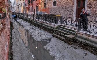 VENICE, ITALY - FEBRUARY 06: The low tide today in Venice has reached -62 centimeters above mean sea level, causing problems to the navigation on February 06, 2023 in Venice, Italy. In recent years Venice has experienced a series of exceptionally low tides that has seen many of its famous canals run dry. Climate change and subsidence are cited as two major factors in this phenomenon. (Photo by Stefano Mazzola/Getty Images)