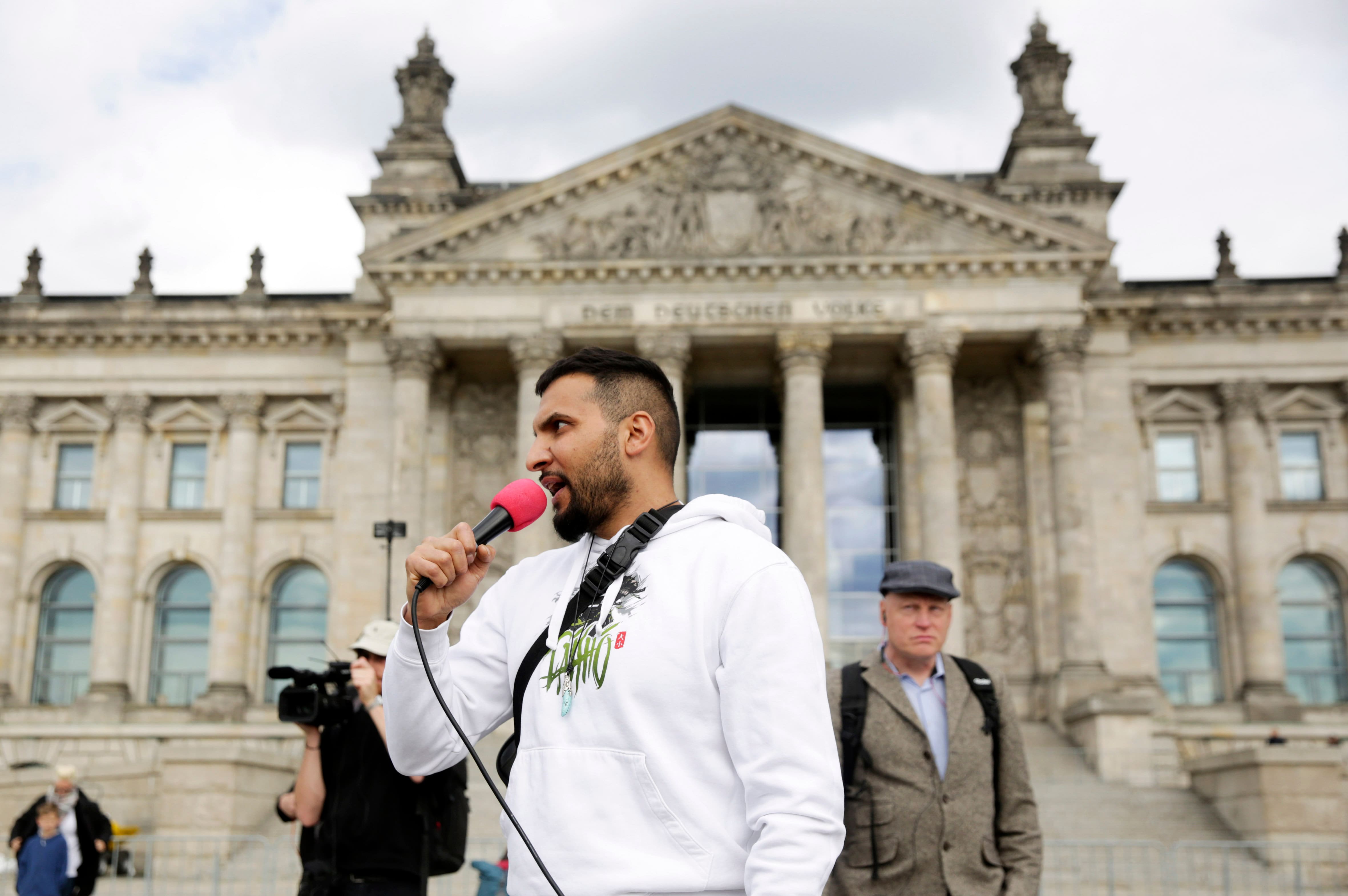 Attila Hildmann at the 'Hygiene demo' versus the corona measures of the federal government in front of the Reichstag building. Berlin, May 16, 2020 | usage worldwide (Friedrich Bungert/Geisler-Fotopr / IPA/Fotogramma, Berlin - 2020-05-16) p.s. la foto e' utilizzabile nel rispetto del contesto in cui e' stata scattata, e senza intento diffamatorio del decoro delle persone rappresentate