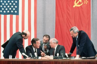 U.S. President George Bush and Soviet leader Mikhail Gorbachev laugh together at a joke during the 1991 Moscow Summit.   (Photo by Peter Turnley/Corbis/VCG via Getty Images)