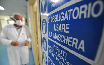 Mascherine e presidi medici obbligatori per tutti all'ospedale per malattie infettive Cotugno di Napoli, in una foto del 4 settembre 2009. CIRO FUSCO /ANSA