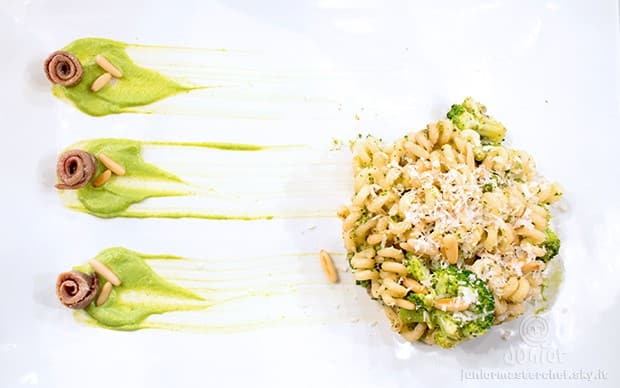 Pasta con broccoli e acciughe