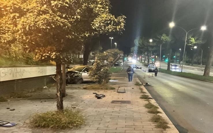 Gli agenti della polizia locale di Roma Capitale sul luogo in cui un ragazzo di 18 anni,  Francesco Valdiserri, è morto questa notte a Roma dopo essere stato travolto da una auto in via Cristoforo Colombo, all'altezza di via Giustiniano Imperatore, Roma, 20 ottobre 2022. 
ANSA/ POLIZIA ROMA CAPITALE
+++ ANSA PROVIDES ACCESS TO THIS HANDOUT PHOTO TO BE USED SOLELY TO ILLUSTRATE NEWS REPORTING OR COMMENTARY ON THE FACTS OR EVENTS DEPICTED IN THIS IMAGE; NO ARCHIVING; NO LICENSING +++ (NPK)