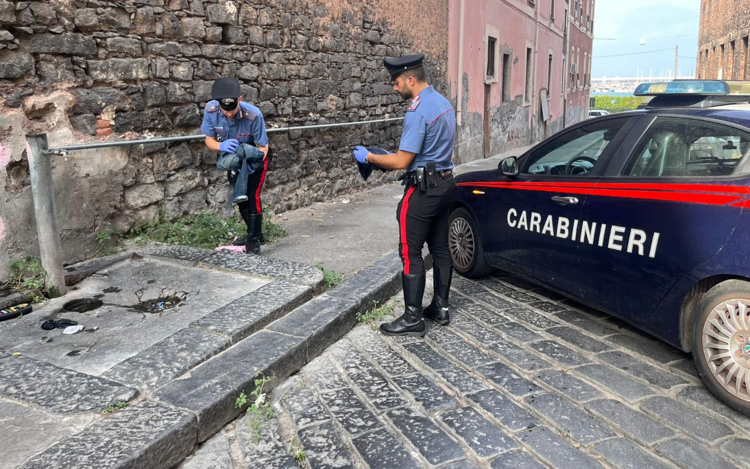 E' stato arrestato in flagranza differita per omicidio volontario aggravato il 37enne etiope accusato di avere ucciso con colpi di arma da taglio un 40enne catanese davanti a un parcheggio di un supermercato nel centrale corso Sicilia a Catania, dove l'indagato svolgeva l'attività illegale di posteggiatore abusivo. 
ANSA