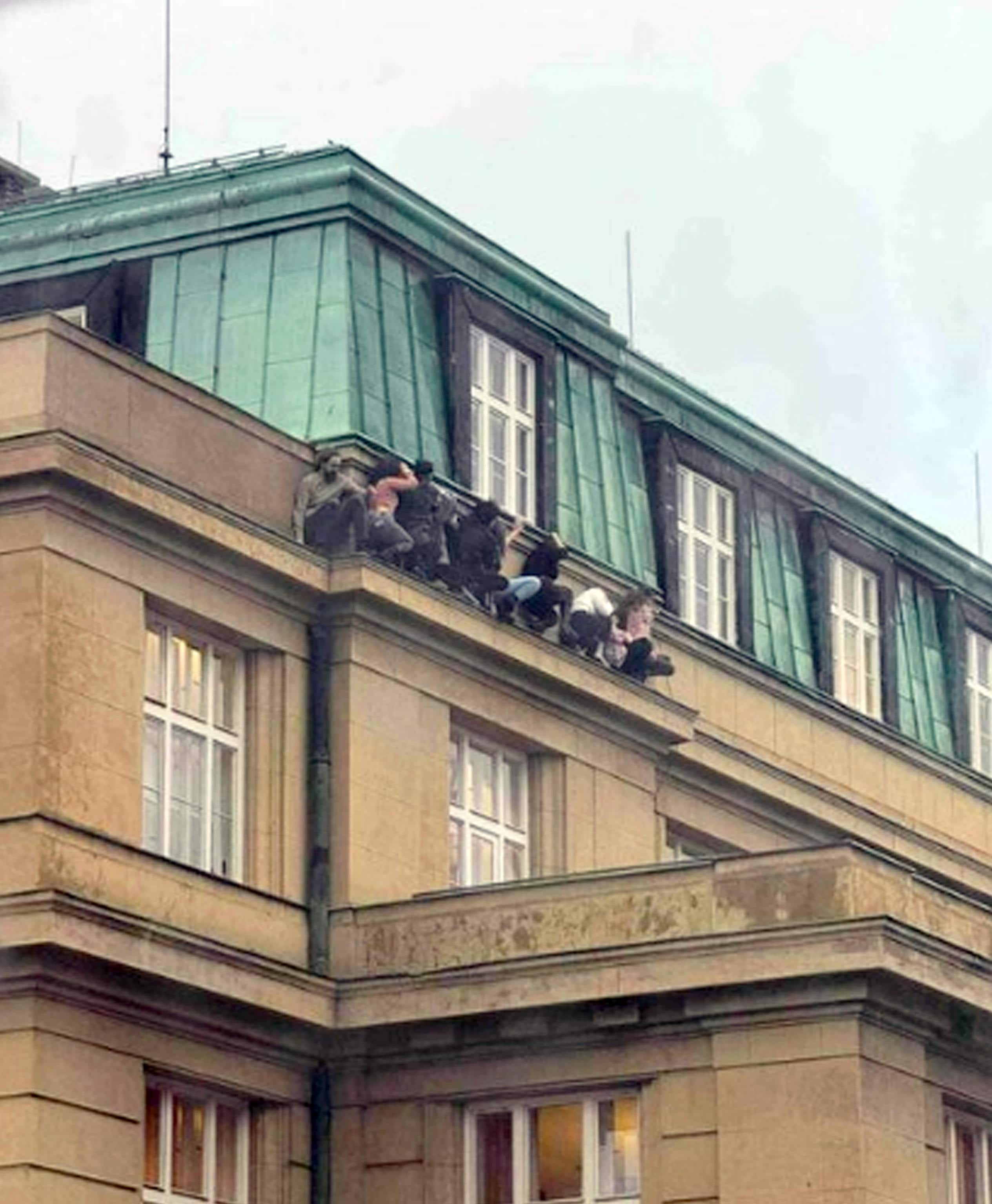 Gli studenti che si sono rifugiati sul cornicione, 21 dicembre 2023.