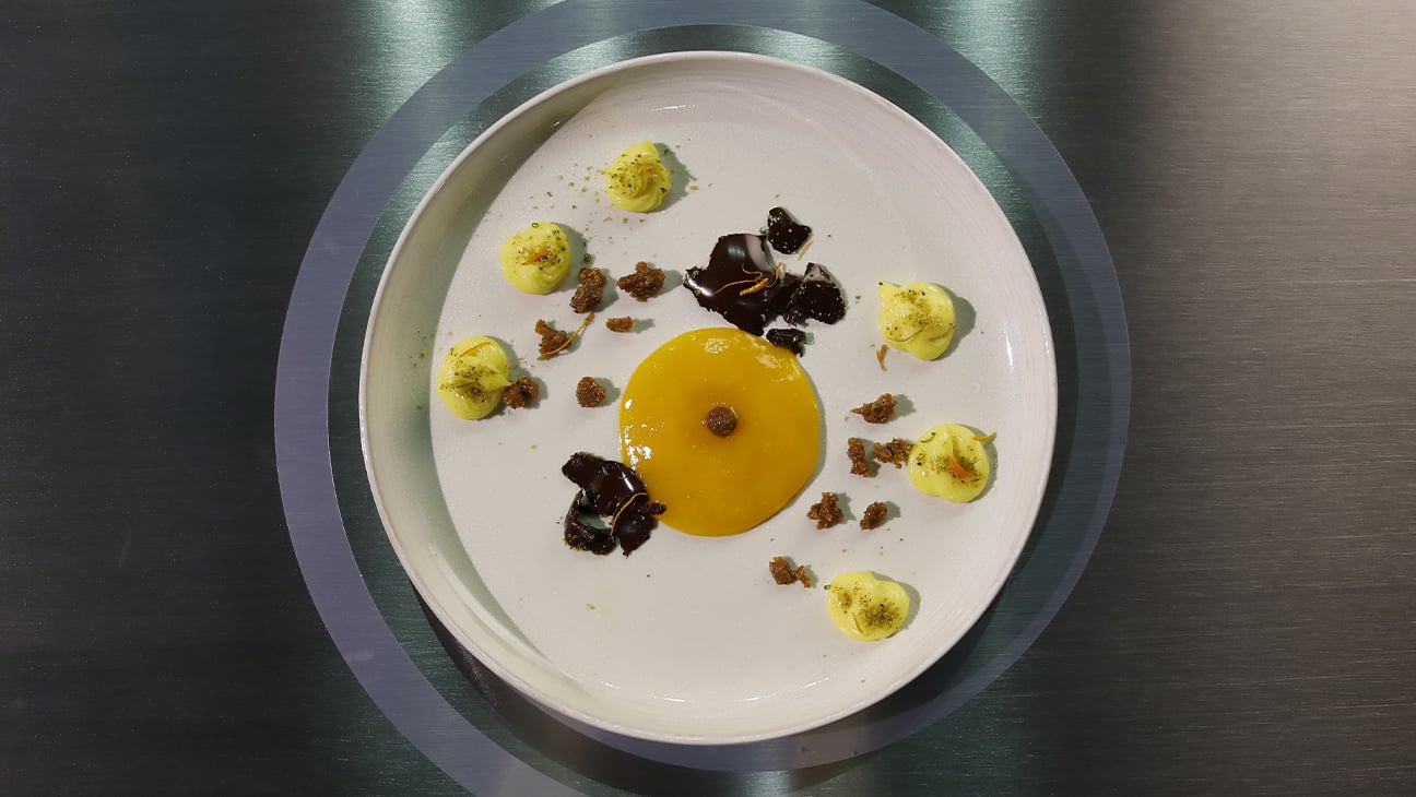 "Sfera di cioccolato con crema pasticcera e amaretti di Saronno" di Ollivier