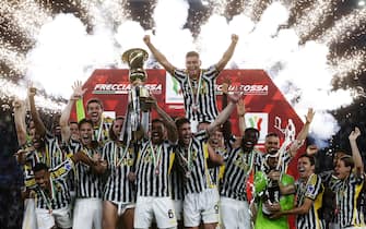 Z4Z Juventus players celebrate with the trophy during the winning ceremony after Coppa Italia final the Italian Cup (Coppa Italia) final soccer match between Atalanta BC and Juventus FC at the Olimpico stadium in Rome, Italy, 15 May 2024. ANSA/ANGELO CARCONI